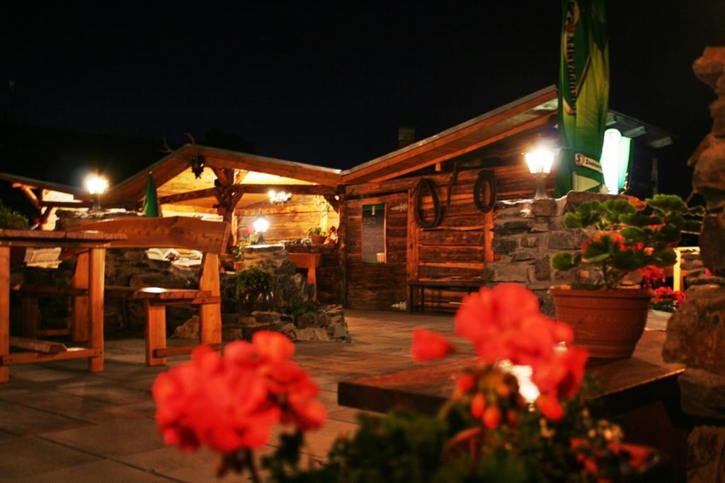 Pod Hradom Restaurant & Pension ตอปอลชานี ภายนอก รูปภาพ