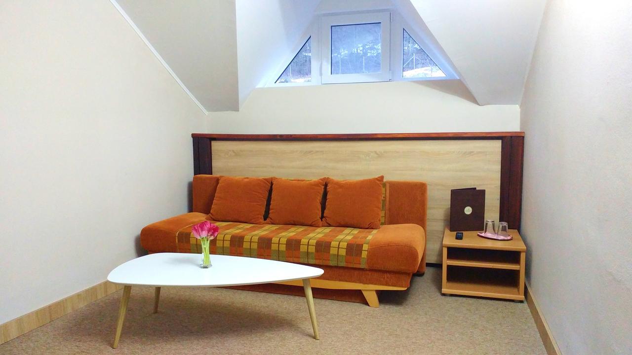 Pod Hradom Restaurant & Pension ตอปอลชานี ภายนอก รูปภาพ