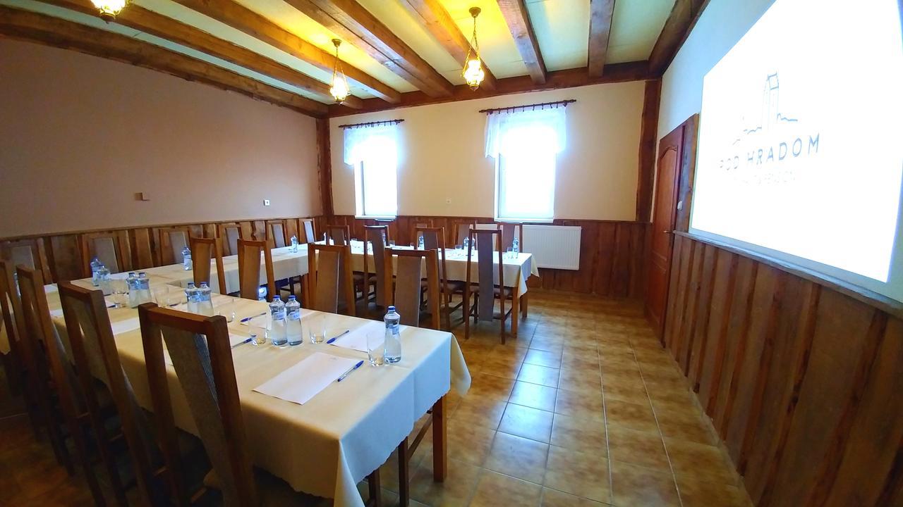 Pod Hradom Restaurant & Pension ตอปอลชานี ภายนอก รูปภาพ