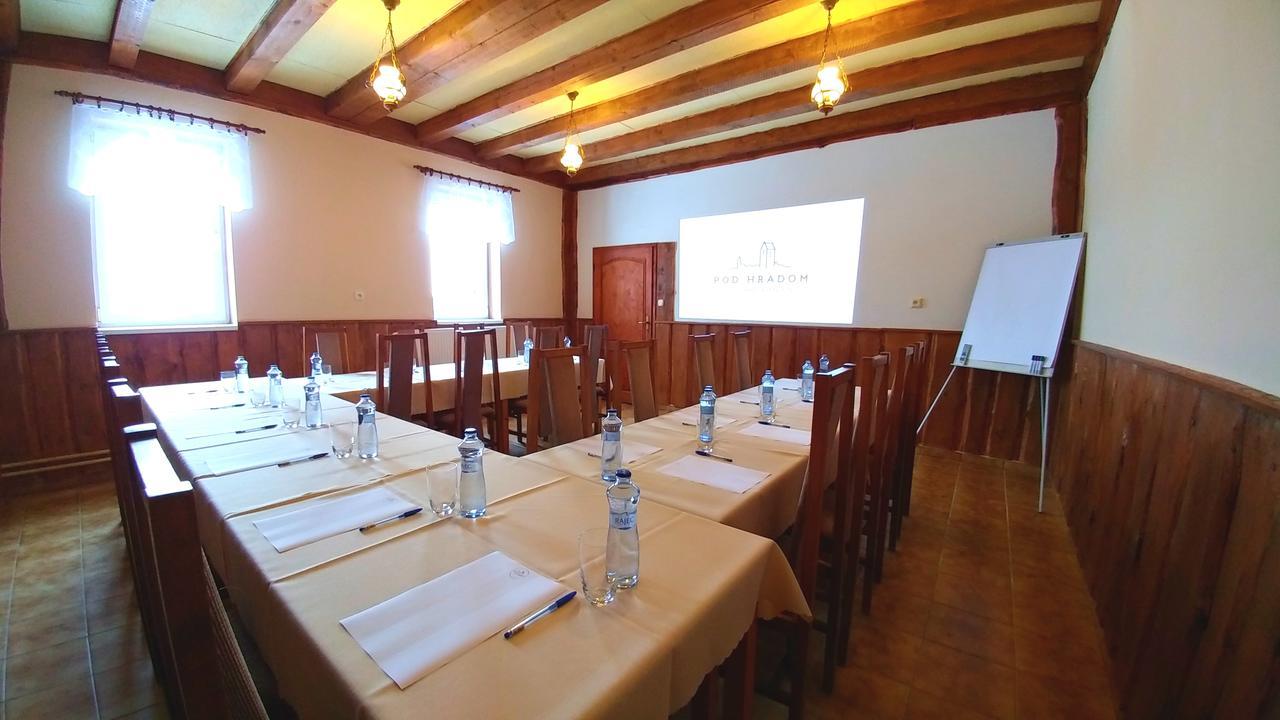 Pod Hradom Restaurant & Pension ตอปอลชานี ภายนอก รูปภาพ
